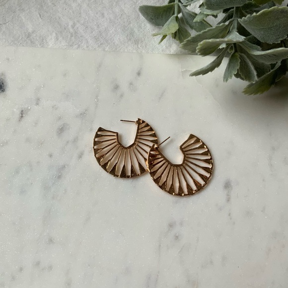 The Sylas - Geometric Chunky Gold Hoops - Picture 6 of 8